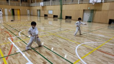 久々のミットと子供たちの基礎練習